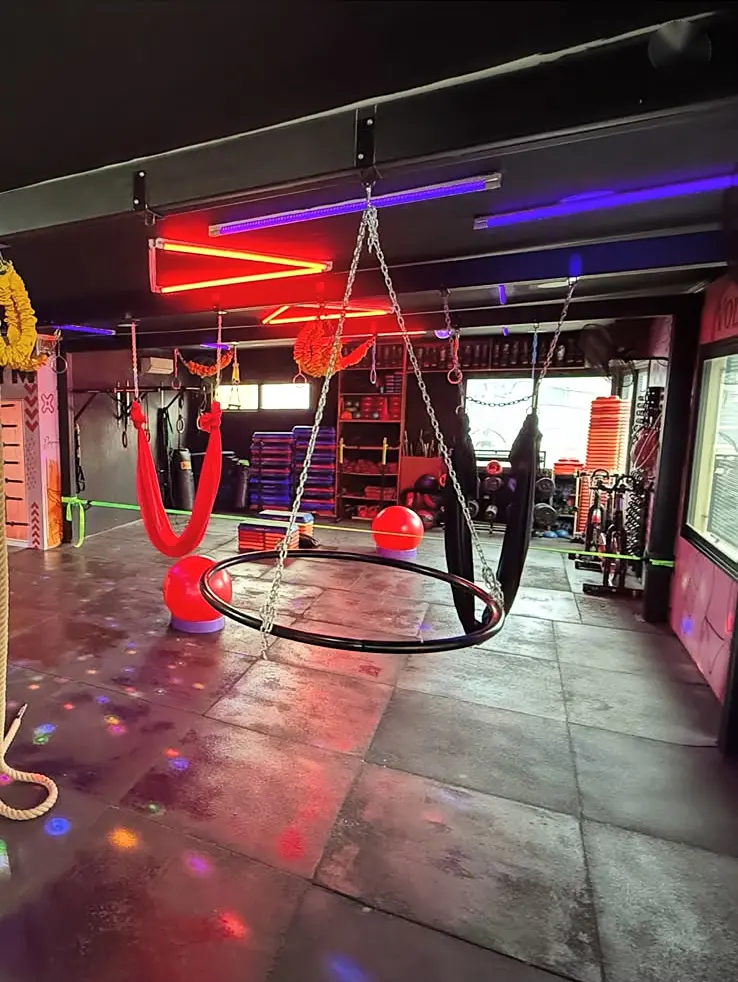 Salón de NEO con aros y telas de acrobacia