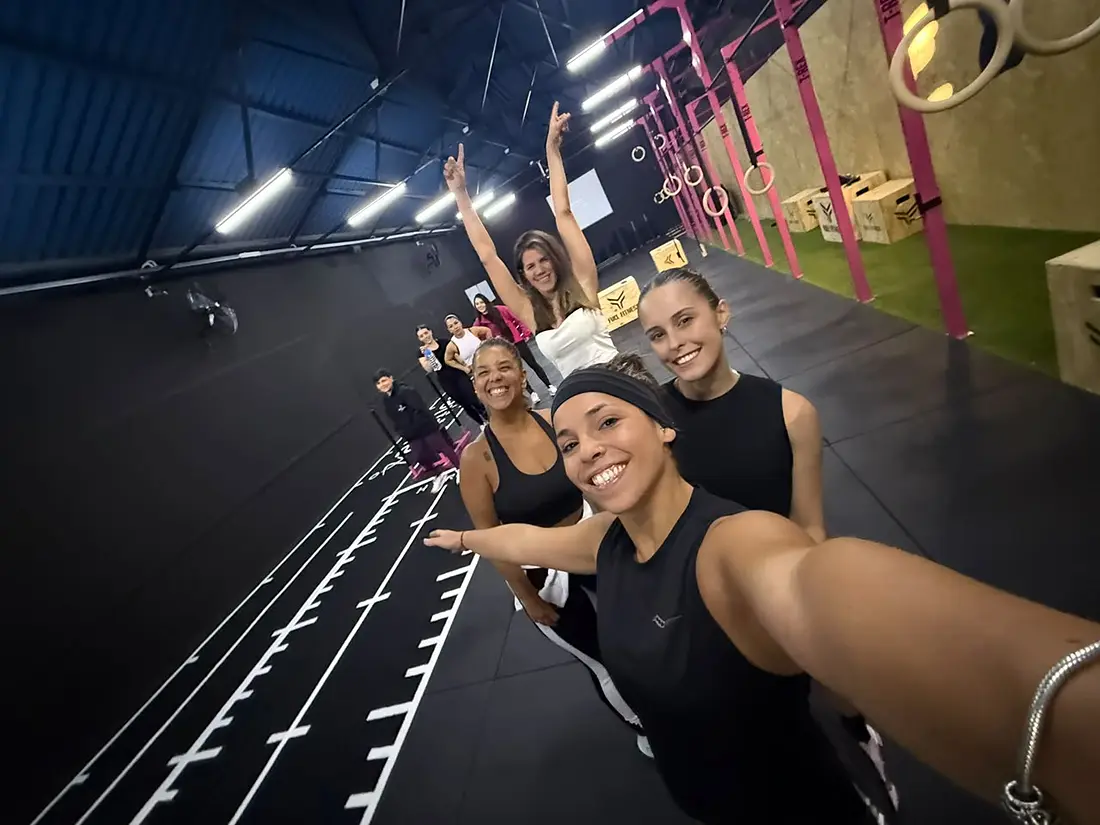 Alumnas de Atenea Training sonriendo después de clase