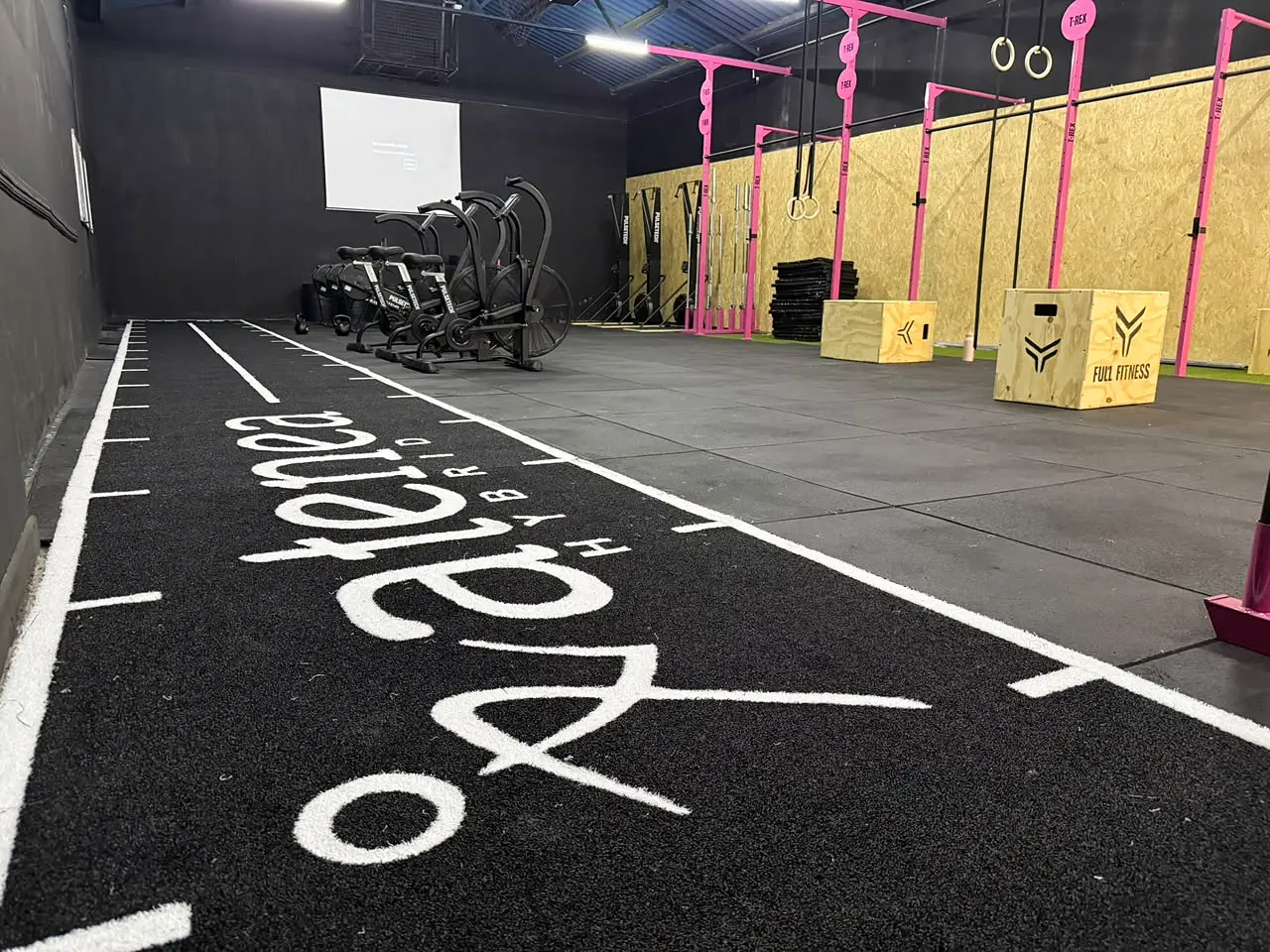 El Box de Atenea Training con su pista y equipamiento